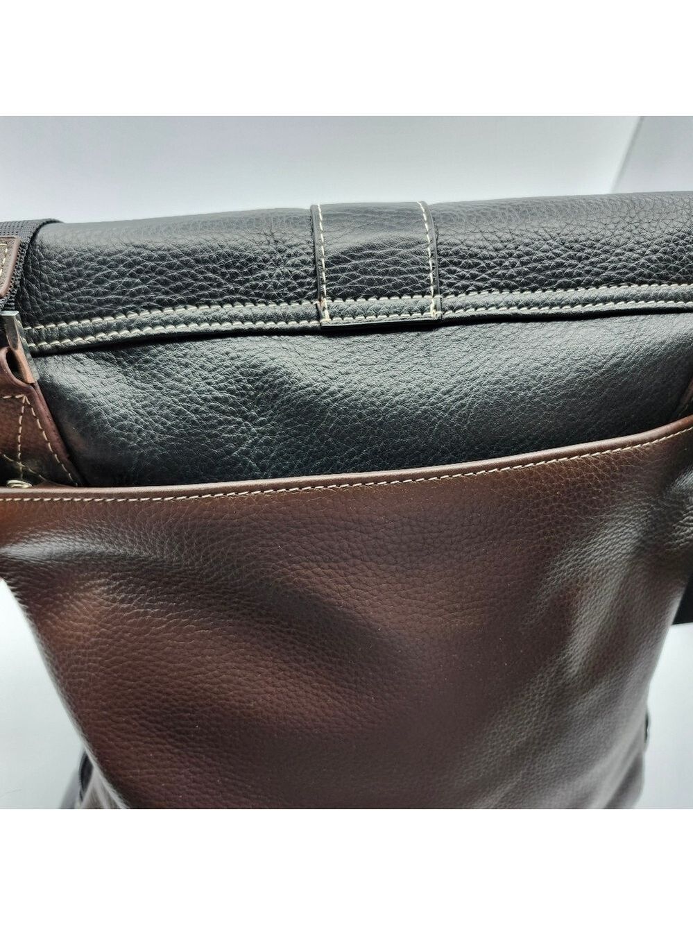 Travelsmith Elegant Black Leather Messenger Bag - Picture 4 of 14
